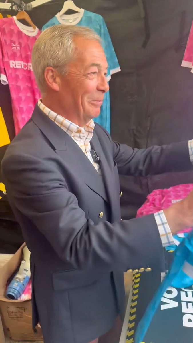 Nigel is grafting away on market day selling our exclusive new shirts for 2026. Roll up and get yourself a deal! 👕