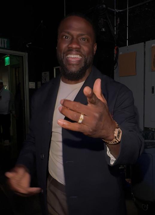 FUNNY AF with Kevin Hart is LIVE on Netflix tonight at 9PM ET | 6PM PT Watch 6 comedians perform stand-up live and cast YOUR vote to decide who's moving on to the finals.
