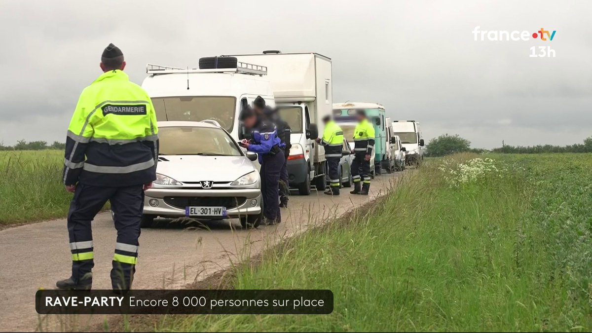 Environ 8 000 personnes sont toujours présentes au Teknival près de Bourges sur le terrain militaire investi depuis vendredi 1er mai. Près de 9 000 véhicules ont été contrôlés et plus de 3 500 procès-verbaux ont été dressés. #JT13H