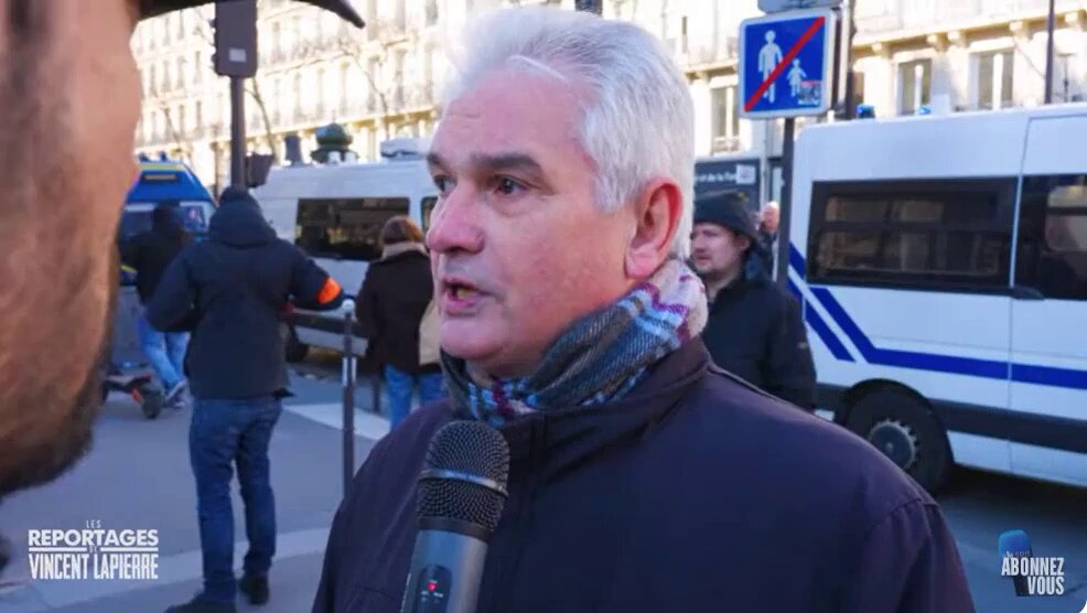 Cet homme : « je suis désespéré pour ma France, je suis dépité à voir tout ce monde là qui ne fait rien et après vous avez des agressions, à gauche et à droite en France. Je suis dépité quand je vois ma France comme cela et quand je vois l’extrême gauche, c’est quoi ces gens-là ? » Vincent Lapierre