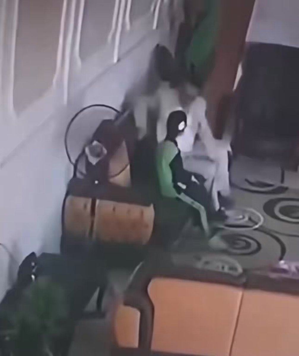 في #مصر مدير مدرسة إبتدائية يتحرش بطفلة داخل المدرسة المصيبة أن الفيديو من السنة الماضية إحدى المشرفات في المدرسة كانت محتفظة به ونشرته الان بعد خلاف بينها وبين المدير أدى إلى فصلها حسبي الله ونعم الوكيل