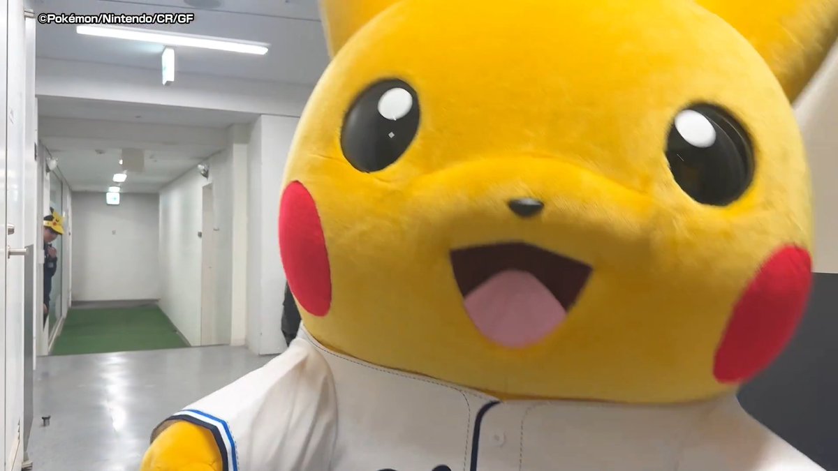 ／ #ポケモンベースボールフェスタ 特別版！ 勝利のハイタッチ気分！ ＼ 今日は選手やコーチたちがピカチュウサンバイザーを被って登場！ ピカチュウもハイタッチしてくれました！ ▼全容はこちら #seibulions #打破 #圧倒的至近距離