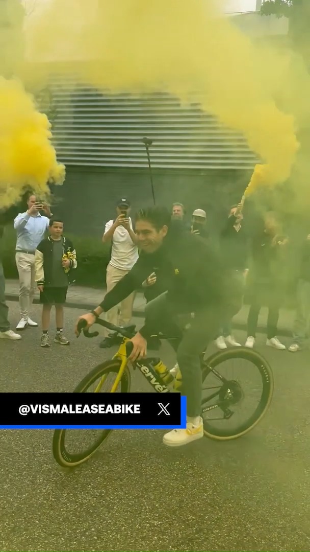 💛 Un recibimiento de 𝐇𝐄́𝐑𝐎𝐄 𝐓𝐎𝐓𝐀𝐋. 🙌 Wout van Aert vuelve al trabajo tras unas semanas fuera por su victoria en la París-Roubaix... y en el Visma le hicieron una bienvenida a la altura