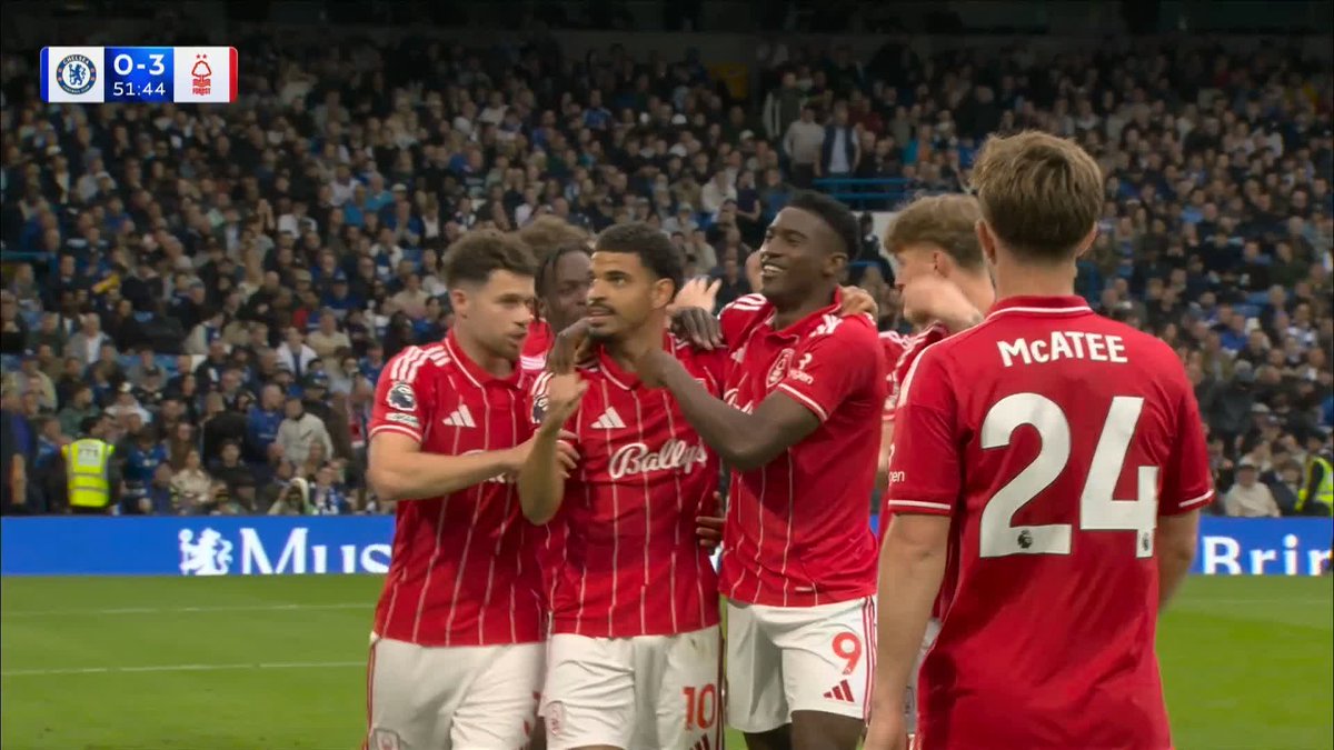 Taiwo Awoniyi sneaks past to make it three for Forest! 👏