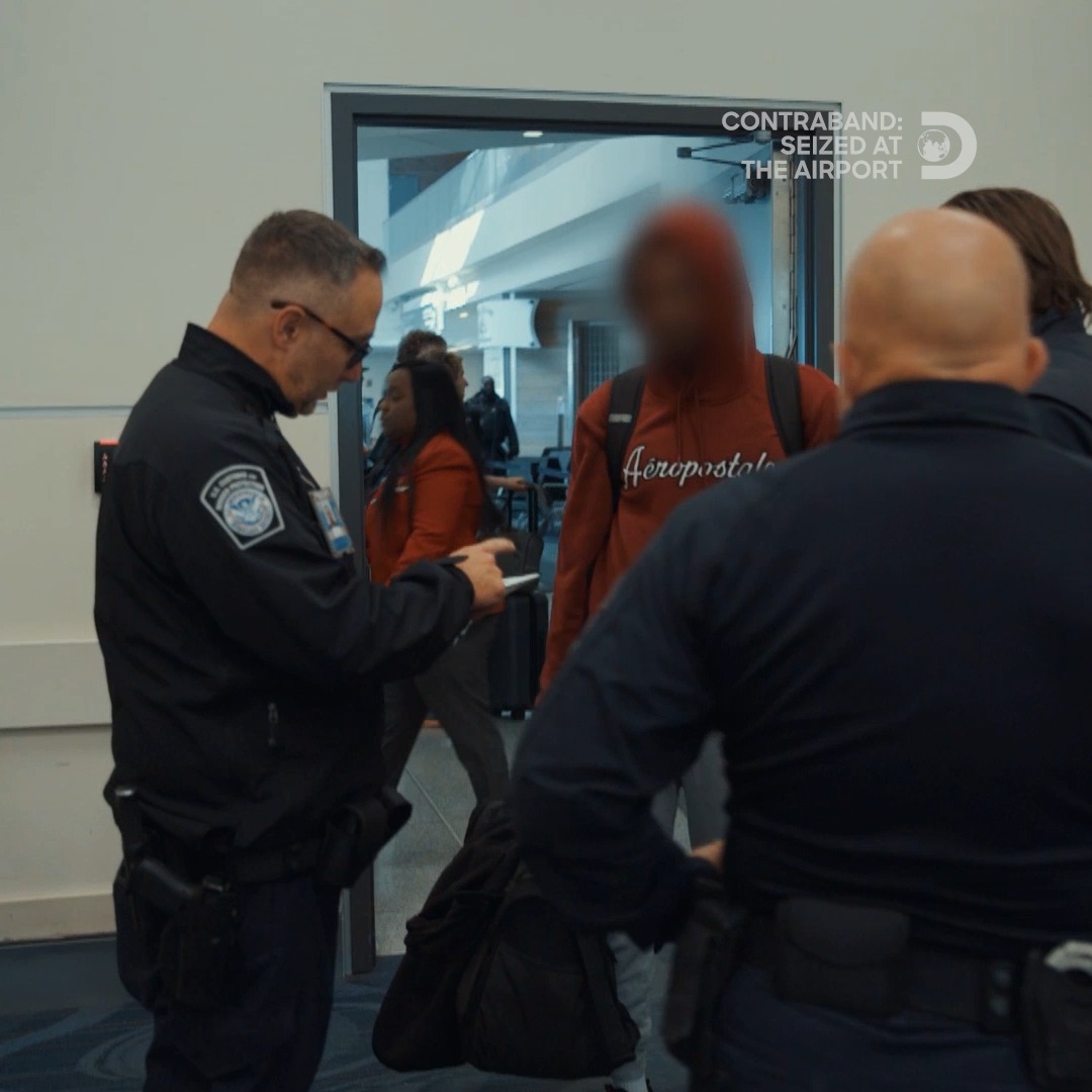 At Hartsfield-Jackson Atlanta International Airport, officers intercept a wanted man before he boards a flight to Jamaica and they make a SHOCKING discovery...👀 #Contraband: Seized at the Airport, tonight at 8P on Discovery.