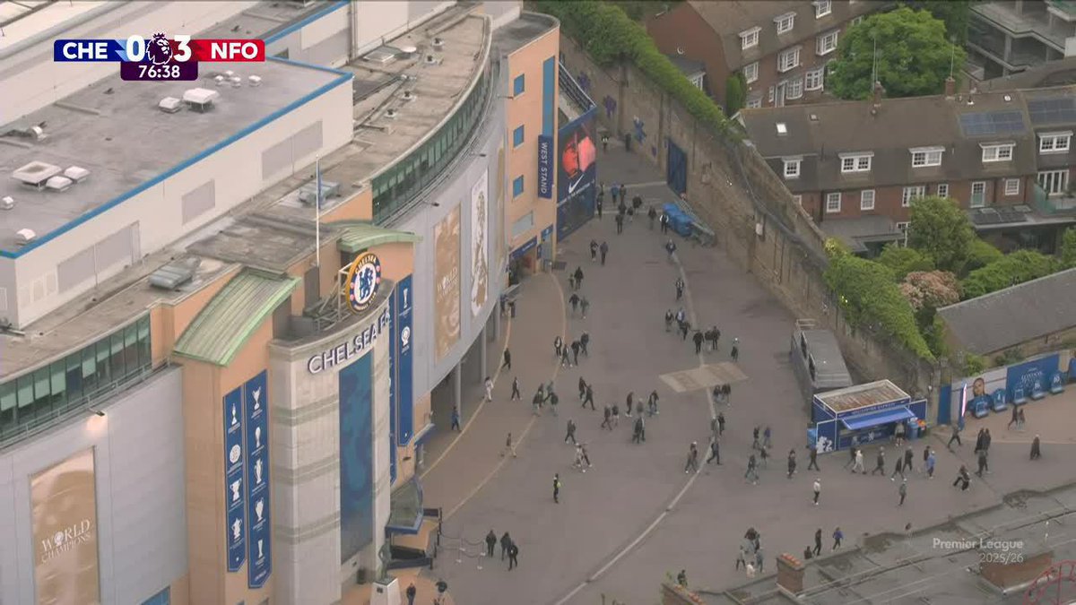 SUFICIENTE POR HOY... Los hinchas del Chelsea comienzan a abandonar Stamford Bridge mientras los Blues caen por 3-0 ante Nottingham Forest. 📺 Mirá la Premier League por #DisneyPlus Plan Premium