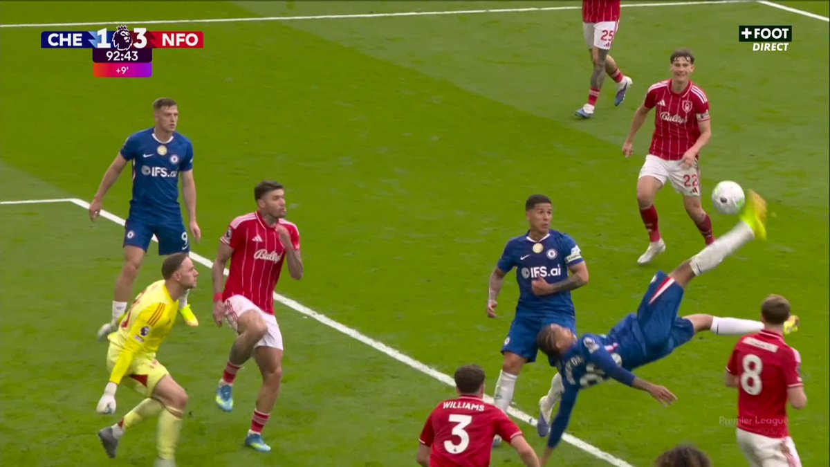 #PL 🏴 : João Pedro 🇧🇷 signe un retourné acrobatique exceptionnel 🔥