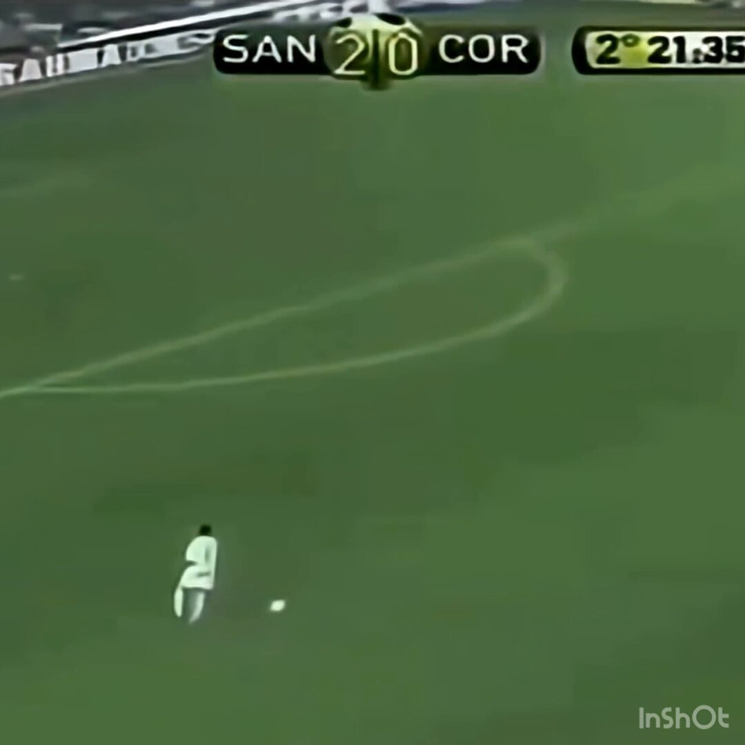 O chapéu de Neymar em Chicão em 2010. O zagueiro do Corinthians não gostou da atitude do jovem.