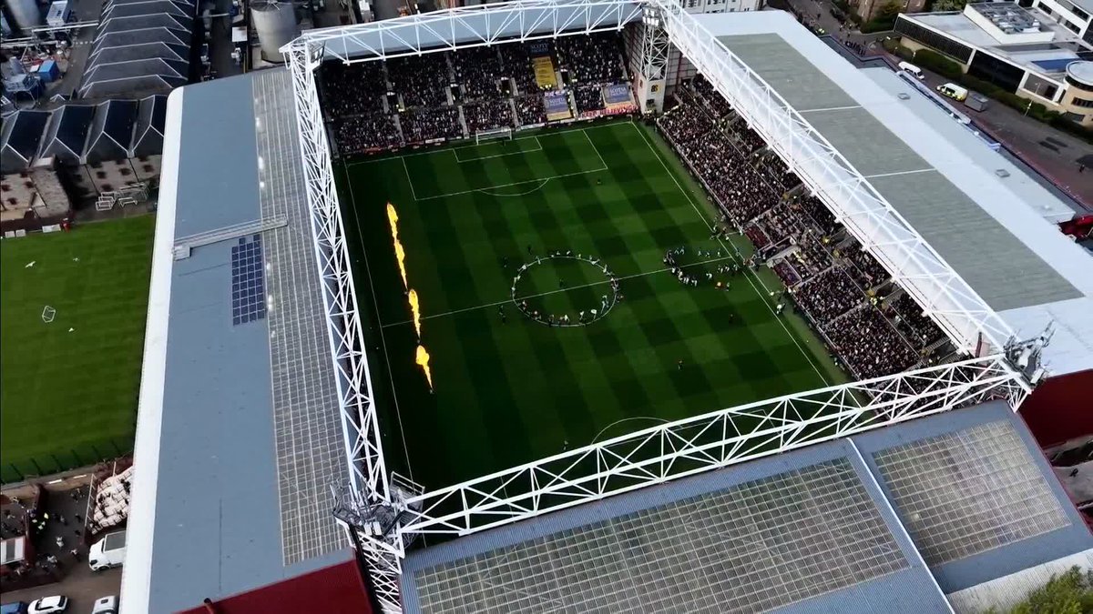 TARİH YAZILIYOR! Celtic ve Rangers'ın 41 yıldır şampiyonluğu kimseye bırakmadığı İskoç liginde 66 senedir şampiyonluk bekleyen Heart of Midlothian, az önce Rangers'ı yendi. Sezonun en kritik galibiyeti, artık Rangers fiilen yarış dışı! Sadece 3 maç kaldı.
