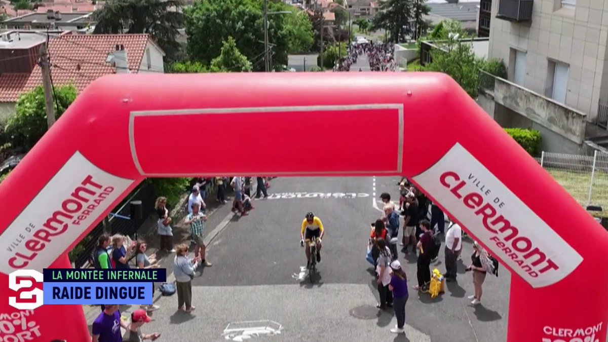 🚴 #Stade2 | La Montée infernale : raide dingue Ce week-end avait lieu à Clermont-Ferrand la 3e édition de la Montée infernale. Près de 150 amateurs se sont attaqués à l’une des pentes les plus raides du monde à vélo.🤯🔥 ▶️ L'émission en replay :