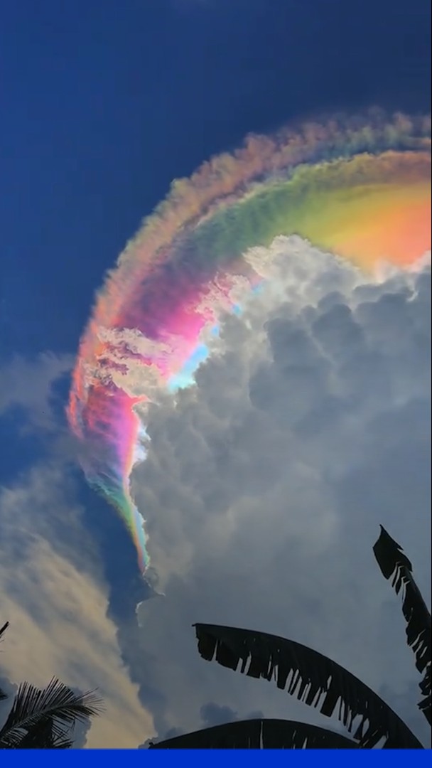 En Indonésie, des nuages teintés aux couleurs d’un arc-en-ciel