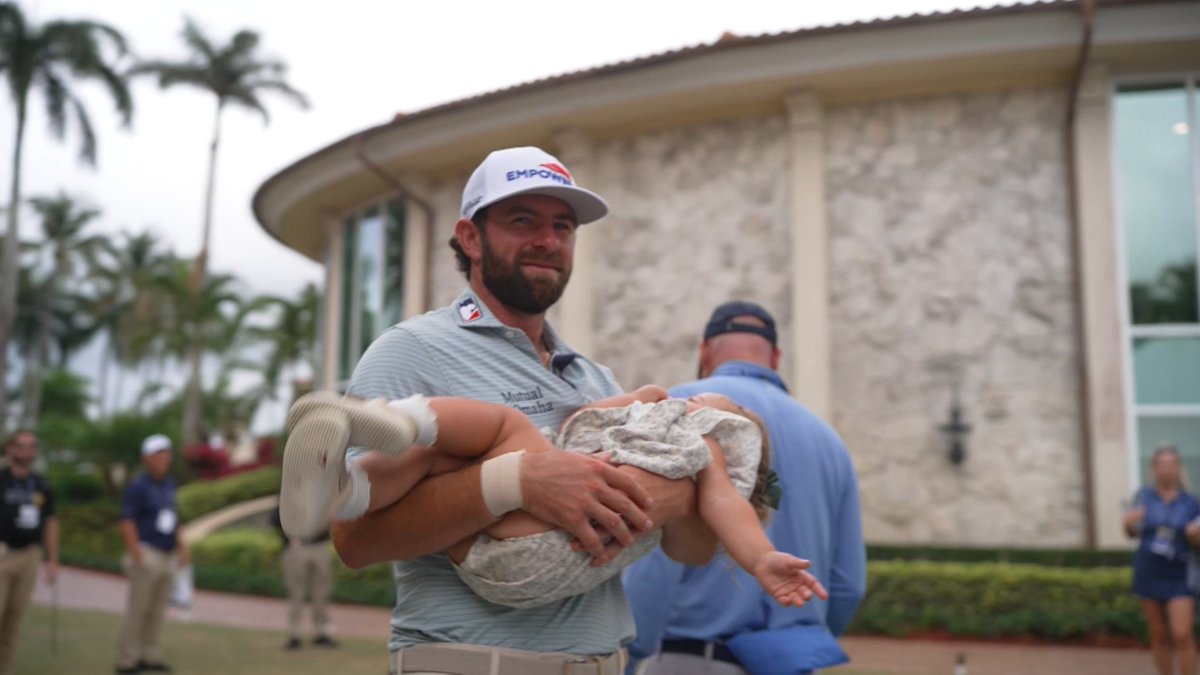 Little Viv wants to be in Dad’s pocket 🥹 Spotlighting every winner on the road to the TravelersChamp #WinnersWalk | Sponsored by TravelersChamp
