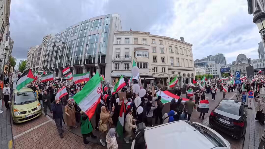 Hier, dans les rues de Bruxelles, des groupes pro-terroristes du Hamas, du Hezbollah et de l’IRGC, avec la permission de Philippe Close , ont scandé « Allahu Akbar ». Ils ont appelé à la haine et à la destruction d’Israël, en toute impunité. Et après ? À ce rythme, faudra-t-il attendre qu’ils passent à l’acte, comme on l’a déjà vu dans le passé ? Ce n’est pas de la liberté d’expression. C’est un appel au Jihad, à la radicalisation, à la violence. Dans une autre vidéo, ils l’assument clairement : « Il est temps de se venger. Préparez-vous. Nous donnons notre sang pour Ali Khamenei et pour l’islam. » Ce n’est pas une opinion. C’est une menace directe.