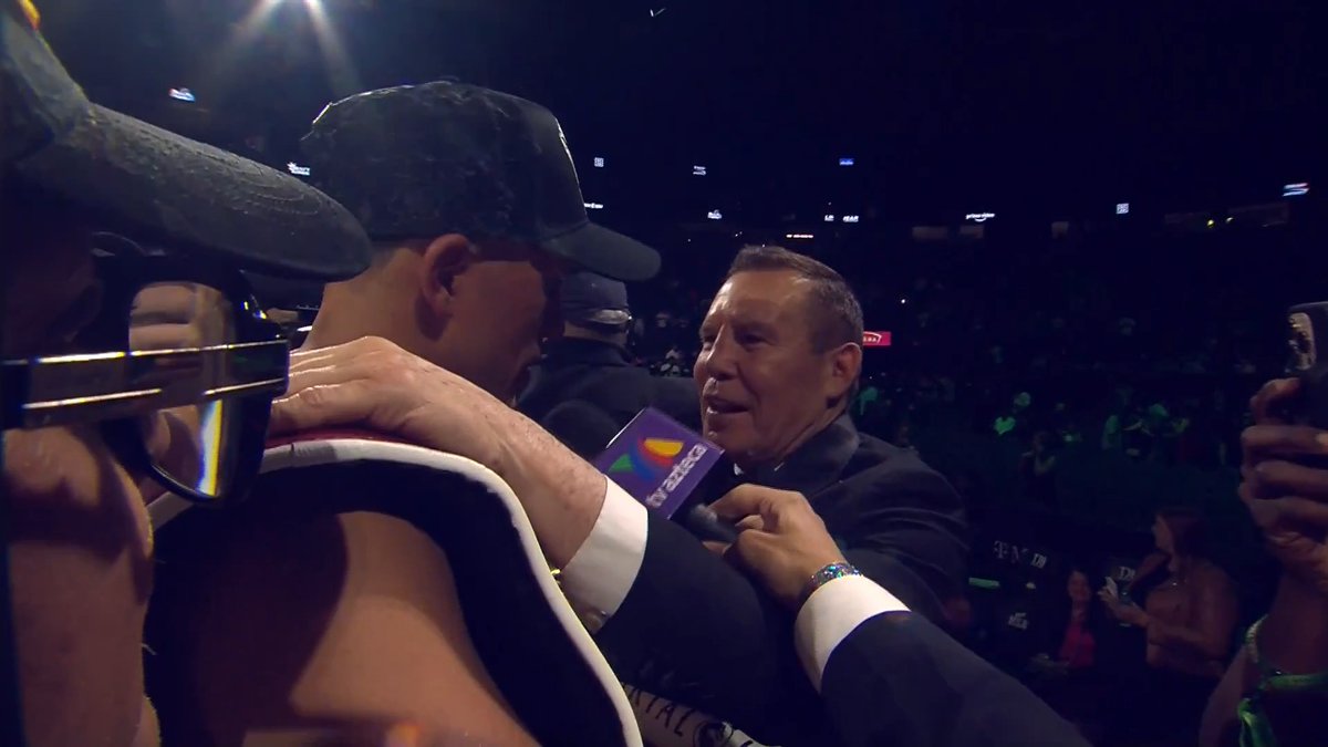 El momento de Julio César Chávez con David Benavidez 🤝 ATENCIÓN a las palabras de El Gran Campeón Mexicano para 'El Monstruo Mexicano' tras su victoria ante Gilberto 'Zurdo' Ramírez en Las Vegas. #SábadoAzteca #BoxAzteca 🥊