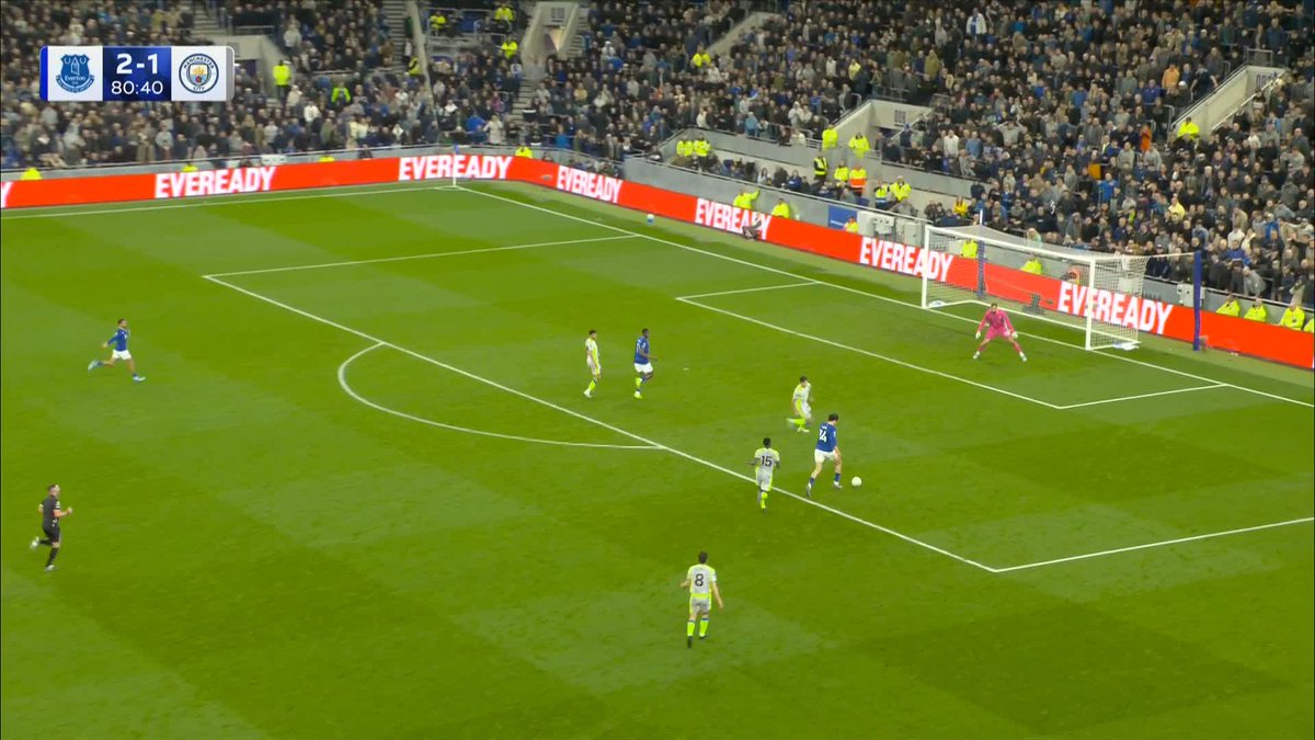 "They are seeing their title ambitions vaporise here!" Thierno Barry grabs another! 🤯
