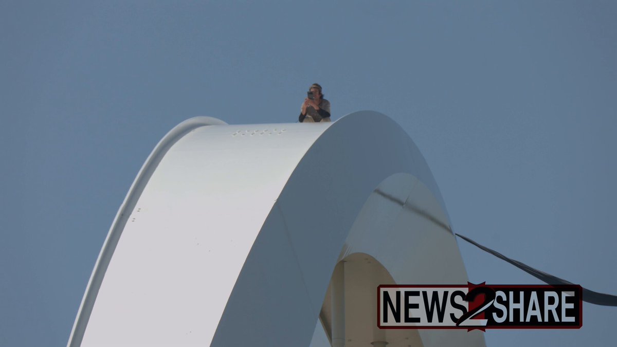 VIDEO THREAD: "We love Guido!" chanted anti-war activists with CODEPINK this afternoon as Guido Reichstadter remains on top of the Frederick Douglass Memorial Bridge in DC, where he's refused to come down since Friday in opposition to the war in Iran and AI proliferation. "Hands off Iran!" chanted the group, who unleashed a few smoke canisters in support, and were accompanied by drivers who waved flags as their cars traversed the bridge.