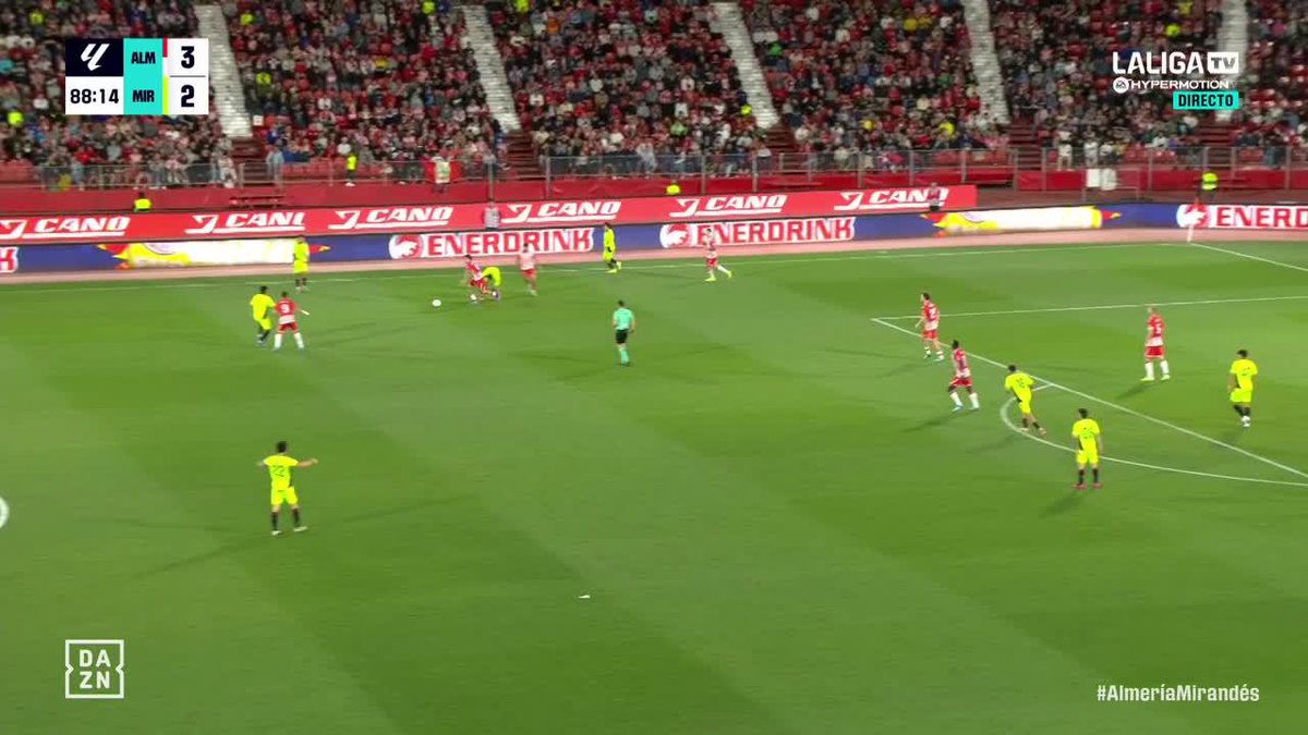 #Almería #Mirandés 🧤 Morci se planta delante de Juanpa y, aunque el portero toca balón, lo IMPORTANTE y crucial son dos cosas: 1️⃣ Que exista contacto para derribar. 2️⃣ A pesar de rozar el balón Juanpa, ese esférico lleva una trayectoria en la que...