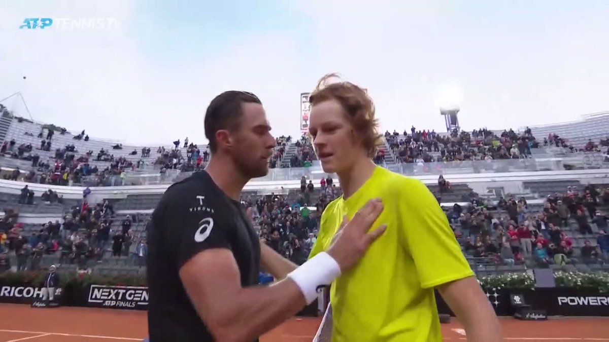 En Roma 2019 Sinner logró su primera victoria en M1000. Levantó un match point y ganó a Jonhson, pero la curiosidad fue otra. Johnson, tras perder, le dijo a su agente: 🗣️ “Me retiro del tenis. He perdido contra un niño de 17 años que es malísimo” 😅
