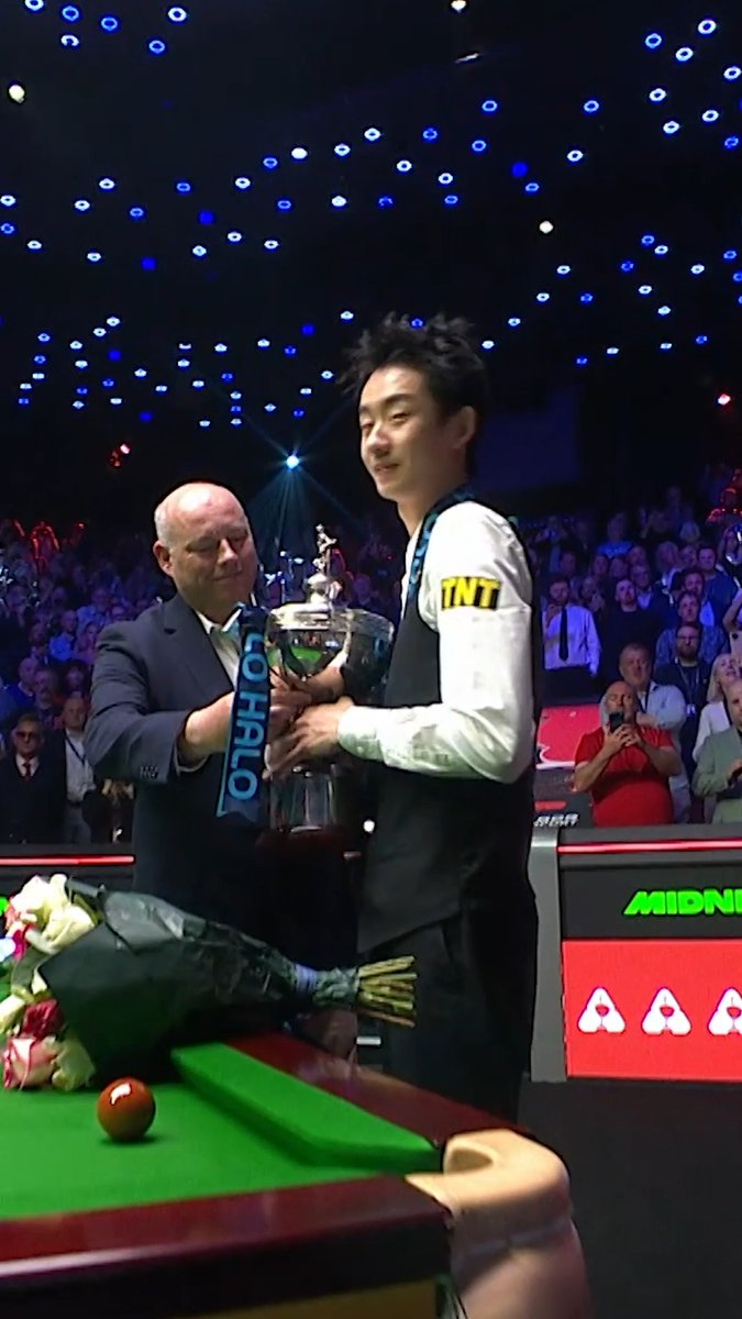 What a moment 🥹🏆 Wu Yize lifts the trophy as world champion, with his parents by his side
