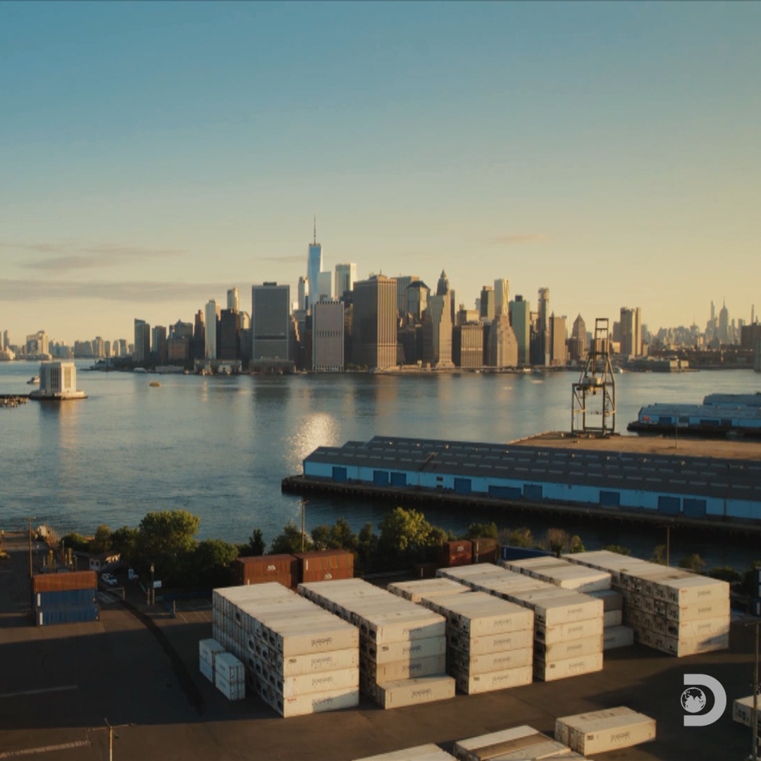 Views from the airport ✈️ A new #Contraband: Seized at the Airport starts now on Discovery.