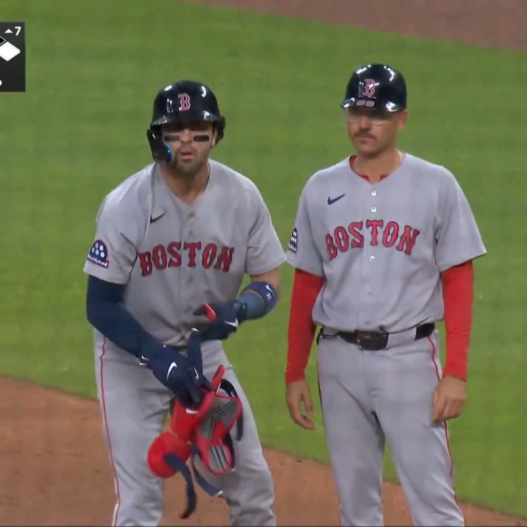 Marcelo makes it a 5-run 7th!