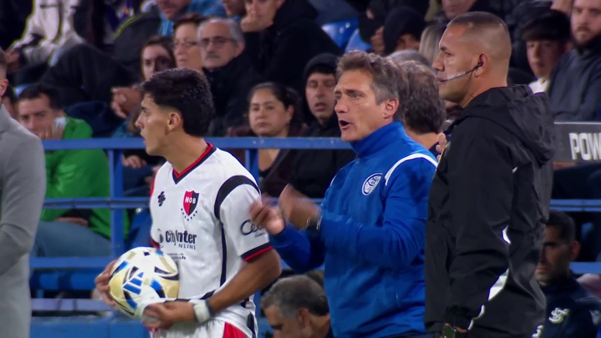 El cruce entre Guillermo Barros Schelotto y Frank Kudelka POR UN LATERAL en Vélez-Newell's... 🇦🇷😅