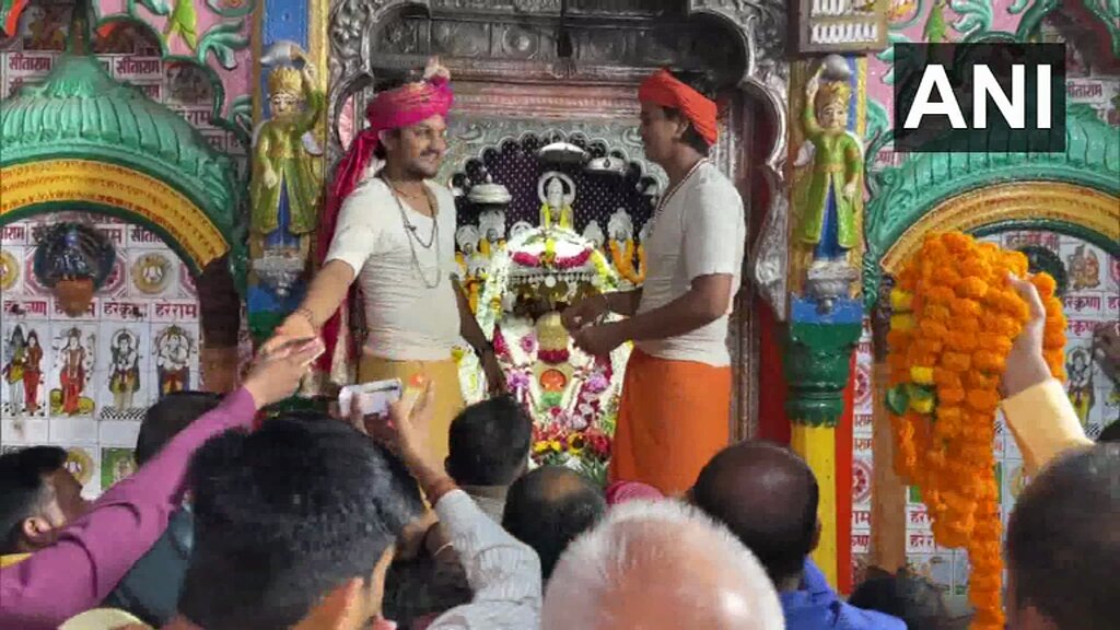 #WATCH | Ayodhya, Uttar Pradesh: Devotees in large numbers offer prayers at the Hanuman Garhi Temple in Ayodhya on the first Tuesday of Jyeshtha month.