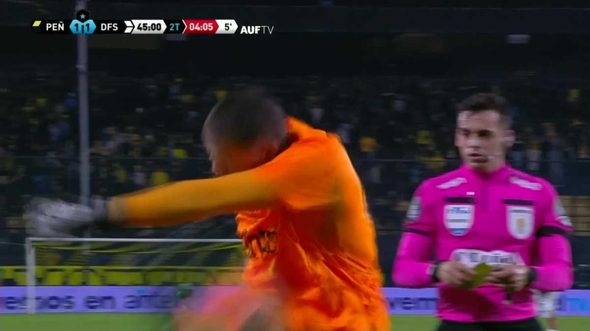 Washington Aguerre, arquero de Peñarol, se calentó con el árbitro y fue amonestado. Luego, reventó la pelota de la bronca y LE SACARON LA SEGUNDA AMARILLA. Sí, DOS TARJETAS EN ¡OCHO SEGUNDOS! y de yapa le revoleó la remera a los hinchas. Insólito. 😳🇺🇾