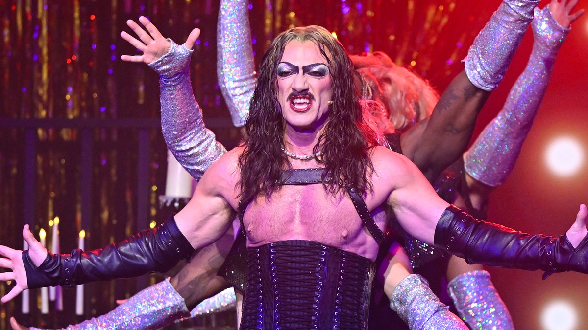 The cast of rockyhorrorbway performs “Sweet Transvestite”! Watch the full performance ⬇️ #FallonTonight