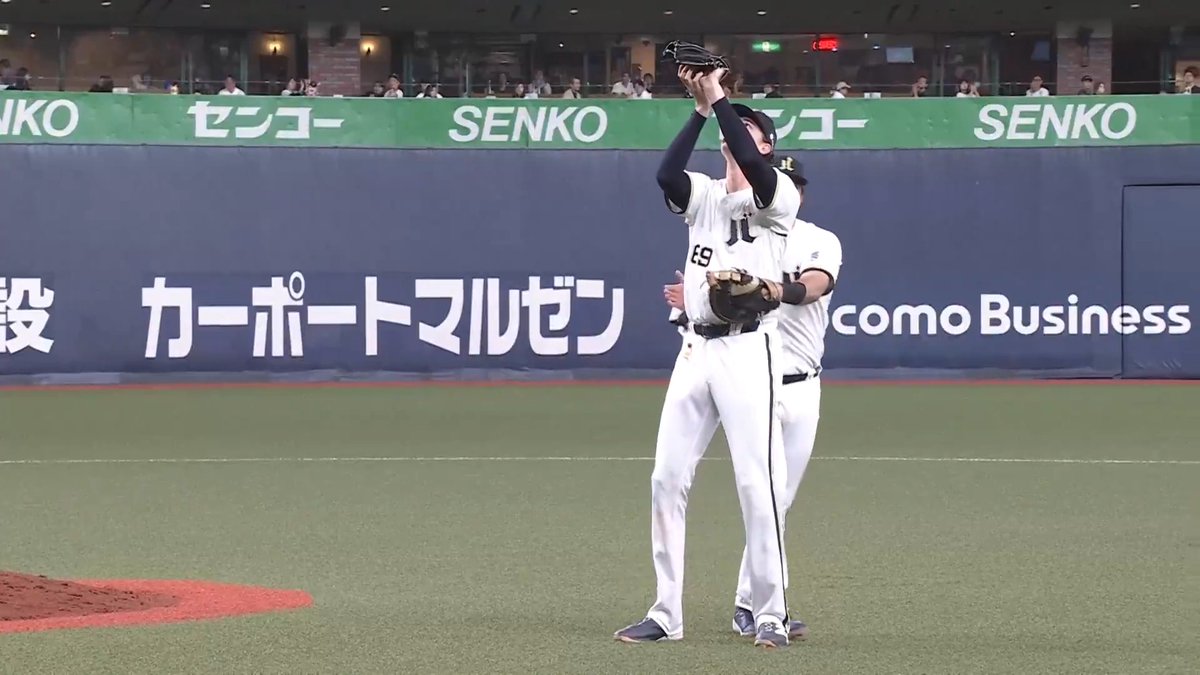 オリックス チビチャン 投手と ボブ 選手がハグ⁉👀 最後は身長の大きいチビチャンがボールを掴み取る!⚾ 👇ライブ配信・見逃し配信を見る
