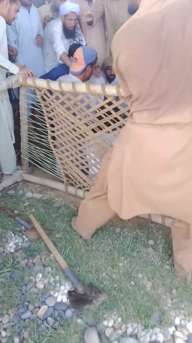 ہمارے جنازے ایسے ہوتے ہیں (شیخ صاحب کی قبر مبارک )جہاں لوگ قبر میں کام کرنے پر ضد کرتے ہیں تاکہ ہمیں ثواب ملیں اور ایک جنازے ان ظالموں کے ہوتے ہیں جن کےلیے بار بار اعلانات کیے جاتے ہیں کہ کوئ آئے اور قبر کھودے کوئ آئے اور جنازے میں شرکت کریں