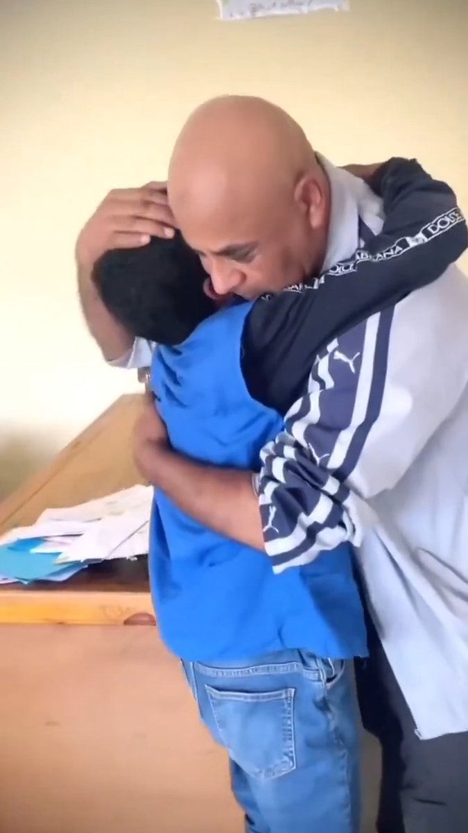 أستاذ جزائري يودعُ تلاميذه بدموع الوفاء بعد رحلةِ عمل استمرت أربعين عاما 🇩🇿❤️ الأستاذ في آخر الفيديو: هذه هي الحياة، أربعون سنة قضيتها في التعليم لم أشعر بمرورها، كأني دخلت من هذ الباب ثم خرجت من هذا الباب، أنتم بمثابة أولادي، وأحبكم كثيرا، وأعتذر منكم جميعا على أي خطأ أو قسوة بدرت مني، وأطلب منكم الصفح، وشكرا لكم كثيرا.