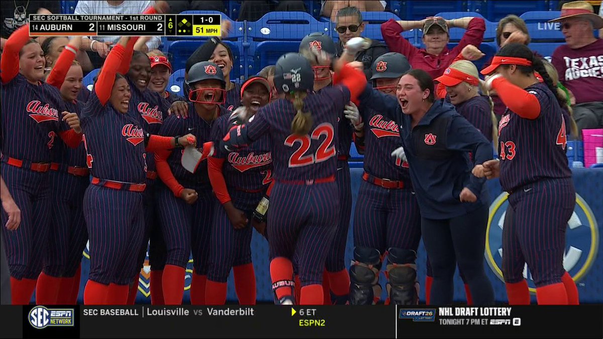 TWO-RUN HR BOMB TO TAKE THE LEAD 💣 14-seed Auburn takes the late lead over 11-seed Mizzou 🔥