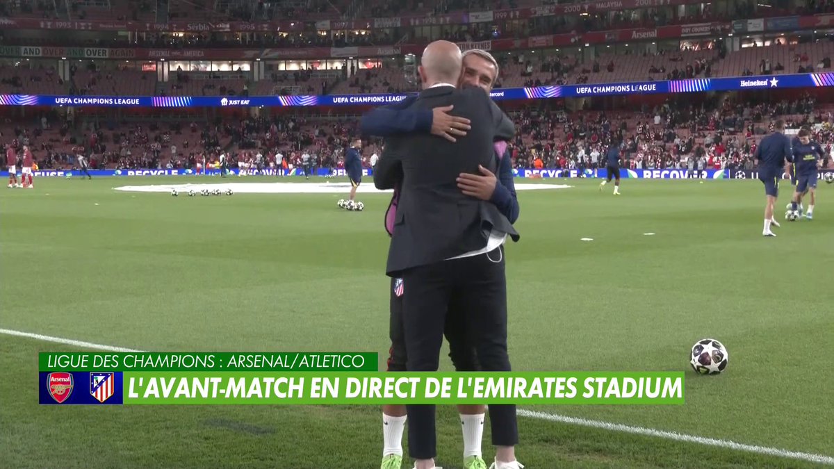 Quand Antoine Griezmann retrouve son ancien coéquipier Christophe Jallet pendant l’échauffement. 🫂🇫🇷🥹 Elles sont belles ces images. ❤️ 🎥 (CANAL+ Foot)