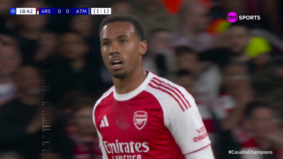 A primeira boa chegada do Arsenal ao ataque. Foi com Saka infiltrando pela direita e Gabriel Magalhães arriscando de fora da área. 🔴🇧🇷 ⚠️ Arsenal x Atlético de Madrid é AGORA na @tntbr e @streammaxbr ( #CasaDaChampions #MFM #TR #HBOMax 🎙️ Octavio Neto