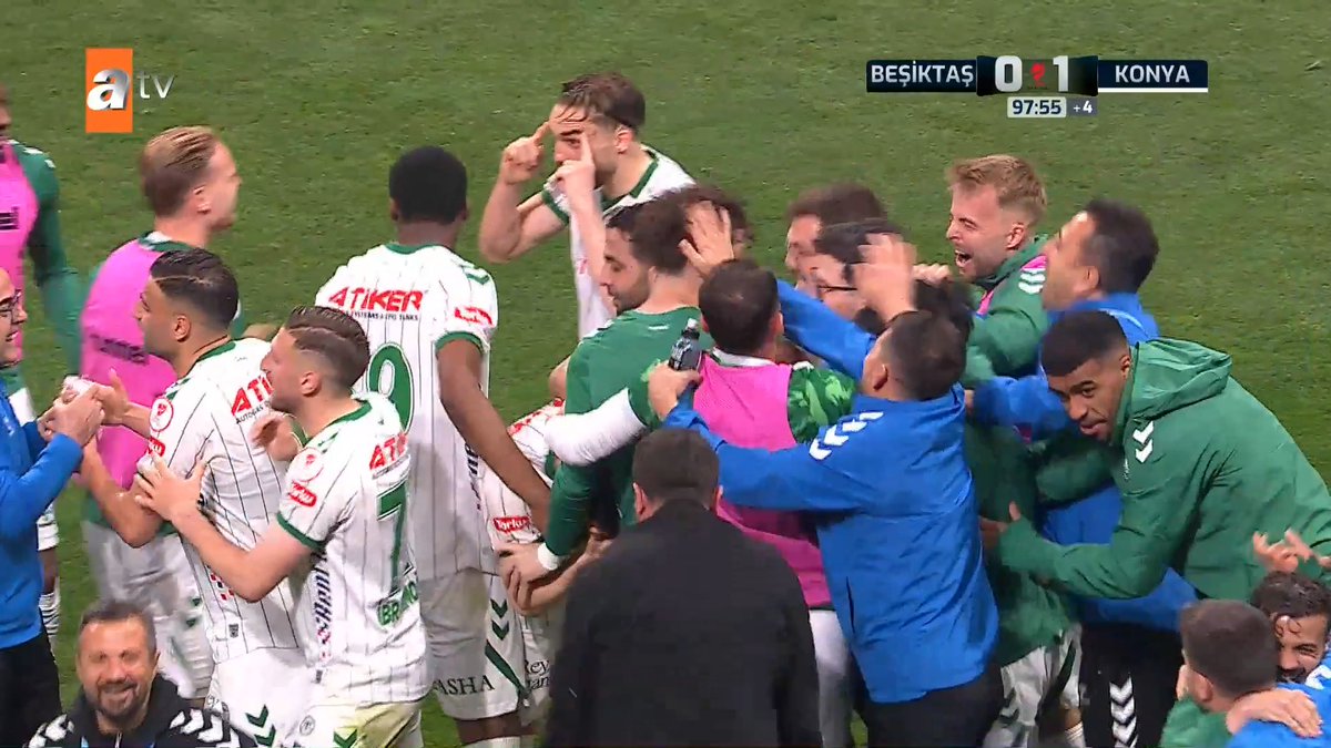 Beşiktaş kupadan elendi: Dolmabahçe’de ‘Sergen İstifa’ sesleri! Konyaspor, Türkiye Kupası yarı finalinde 90+4’te penaltıdan attığı golle, Beşiktaş’ı 1-0 yenerek finale çıktı. Golden sonra tribünlerden ‘Yönetim istifa’, ‘Sergen istifa’ sesleri yükseldi.