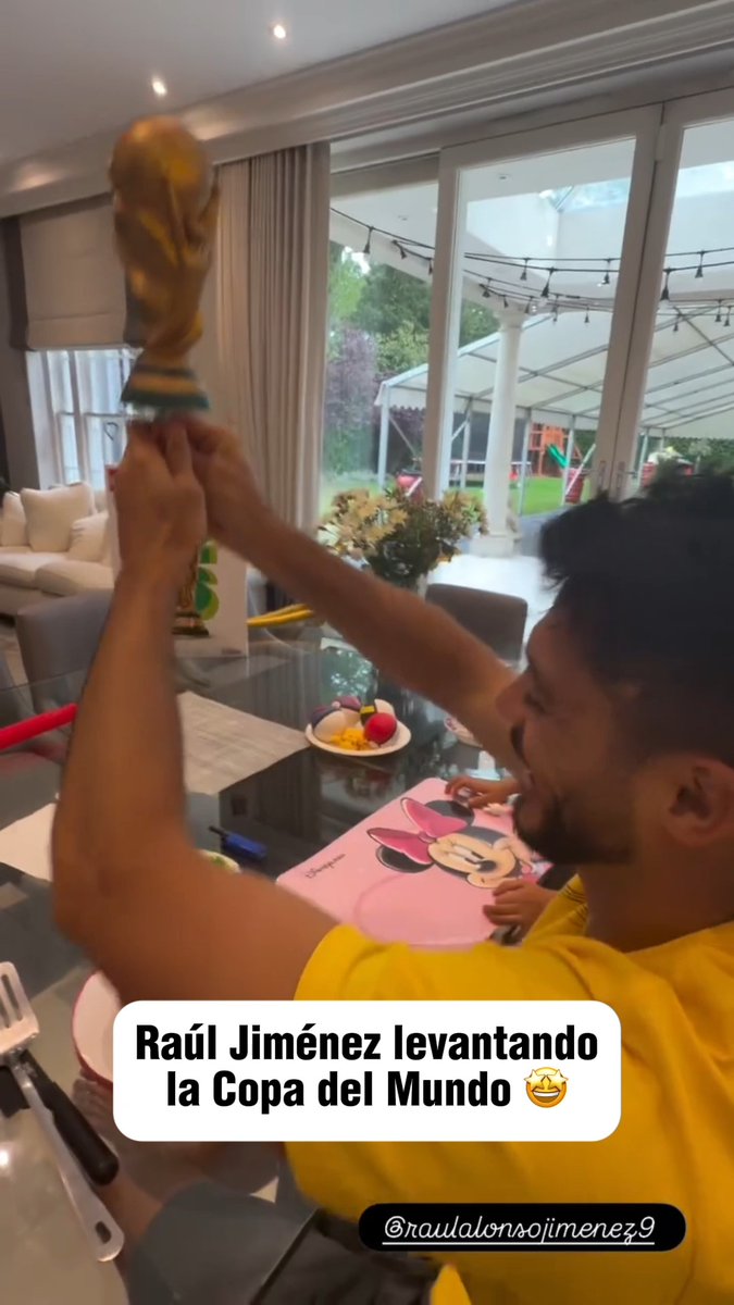EL SUEÑO 🤩 🏆 🇲🇽 Raúl Jiménez y la forma perfecta de celebrar su cumpleaños. (vía danielabassom)