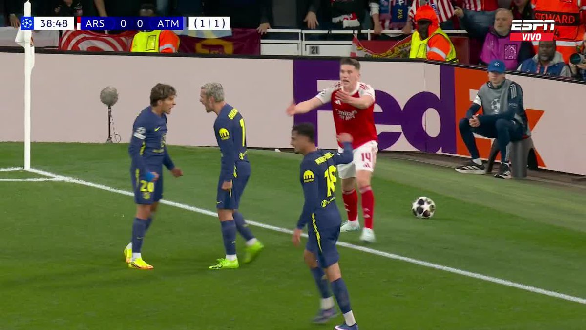 ¡CON EL CUCHILLO ENTRE LOS DIENTES! Griezmann y Giuliano Simeone fueron a marcar a Gyokeres sobre la línea y festejaron el saque de arco ganado para el Atlético de Madrid. 📺 Toda la #UCL por #DisneyPlus Plan Premium