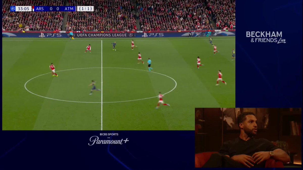 "Let’s just watch this corner, it’s too tense for words." 😬 Tom Hiddleston locked in on Arsenal 🔒