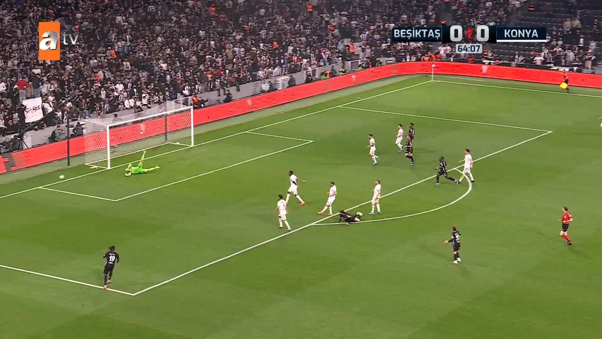 Maçı tarafsız gözle izleyen herkes gördü ki hakemler talimatla sahaya çıkmış. Çok açık ve net. İlk yarıdaki verilmeyen net Beşiktaş penaltısı. Ve şu videodaki pozisyonda sarı kartı olan oyuncu orkunu itiyor net faul ikinci sarı kart ama vermediler.