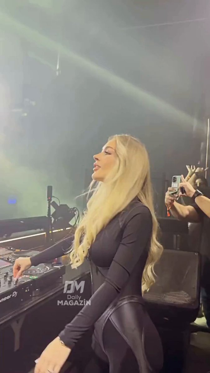 Yabancı DJ Sarra, Clubda çaldığı Türk müziğiyle herkesi coşturdu.