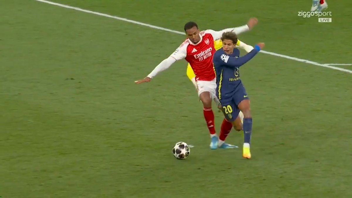 OEI! De scheidsrechter wuift het weg en de VAR ook! 😳 Komt Arsenal hier goed weg? 👀 #ZiggoSport #UCL #ARSATM