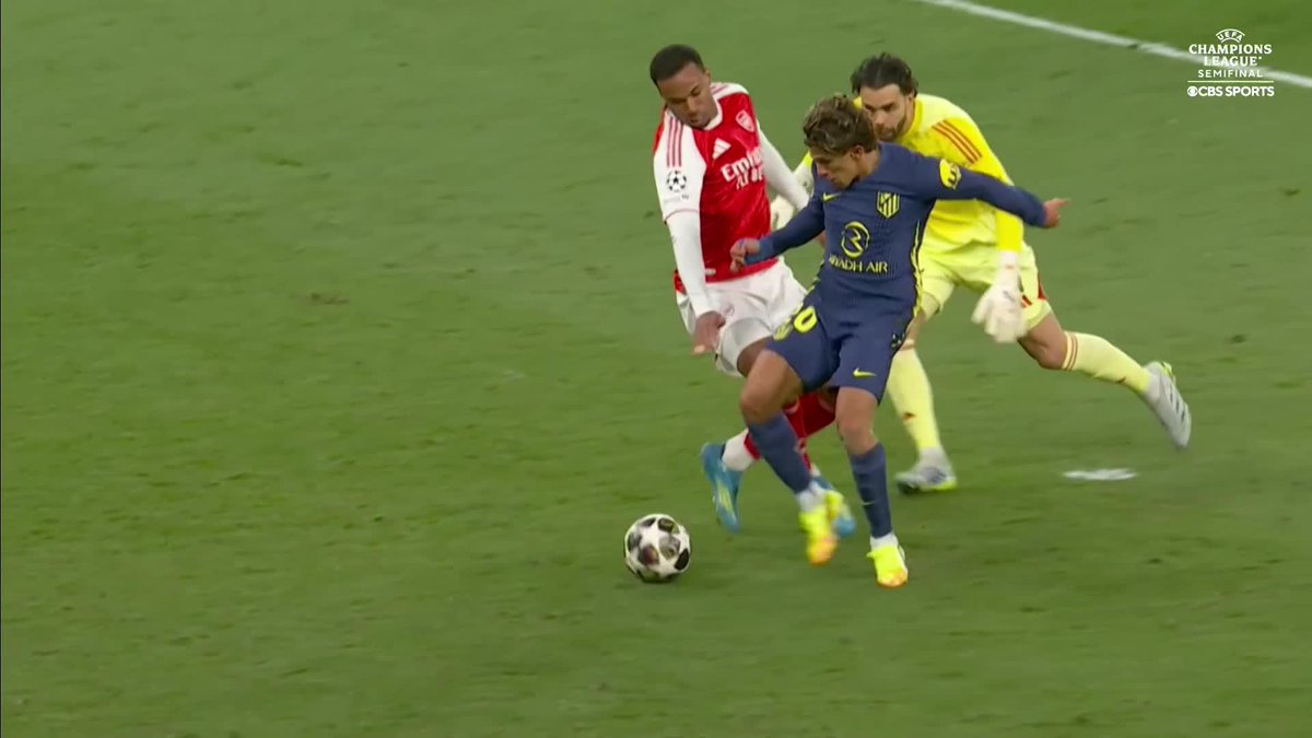 Gabriel with a crucial intervention to keep Arsenal's lead safe 😤