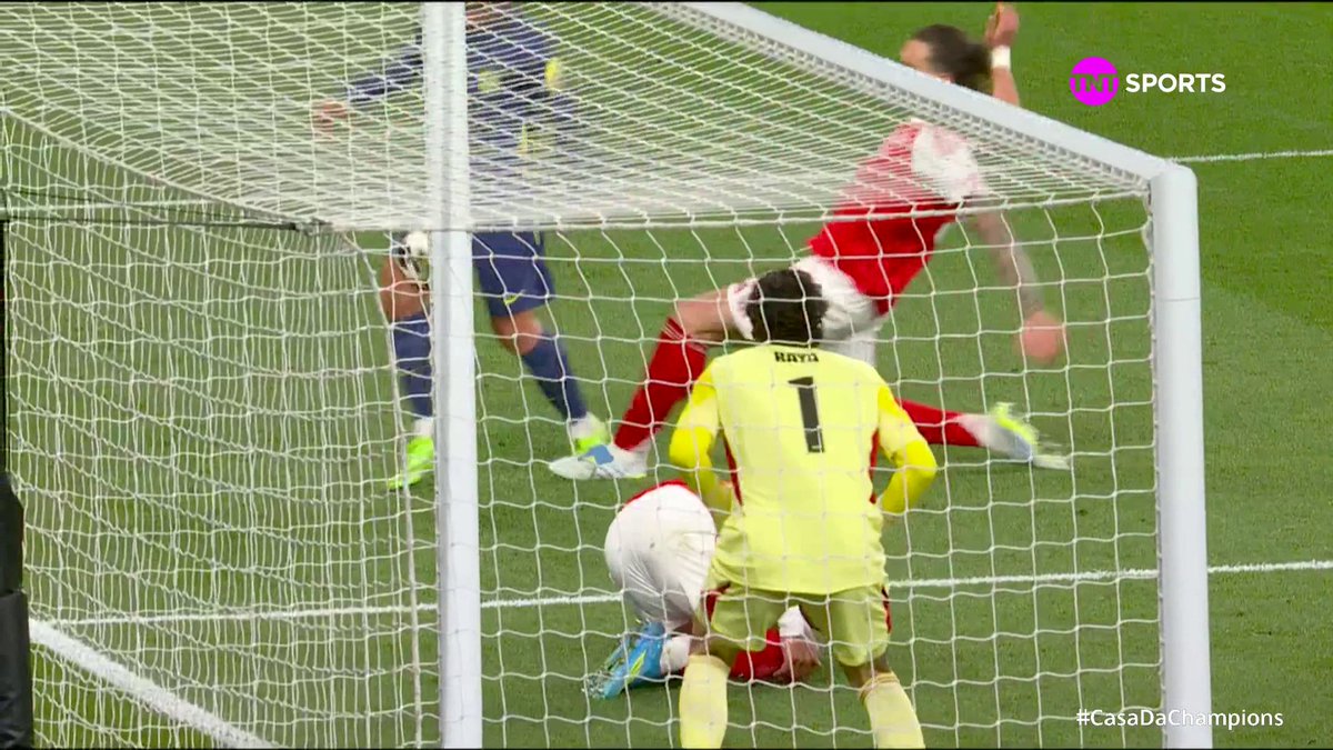 Mais um lance polêmico na semifinal da Champions. Calafiori atinge Griezmann e o time do Atlético queria pênalti no lance.