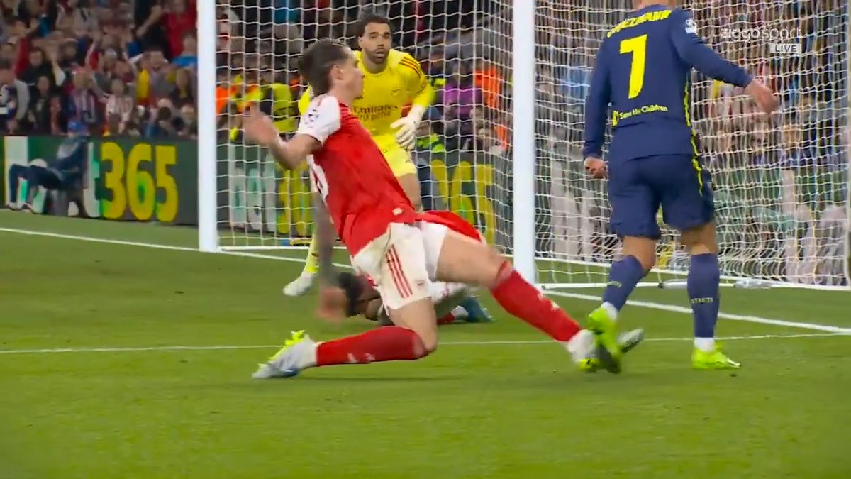 Sneijder en Alderweireld zijn duidelijk: ‘Dit was een strafschop’ 👀 #ZiggoSport #UCL #ARSATM