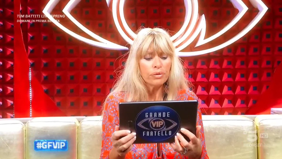 Ecco come Lucia e Renato hanno preparato lo spettacolo di stasera... sotto l'occhio attentissimo di Alessandra 😉 #GFVIP
