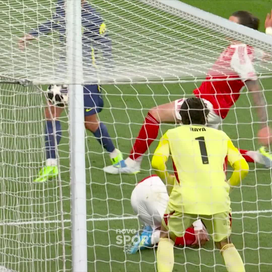 Pojďme si dát ještě tuhle situaci. Pískali byste penaltu, nebo rozhodčí posoudil situaci správně? #NovaSport | #UCL