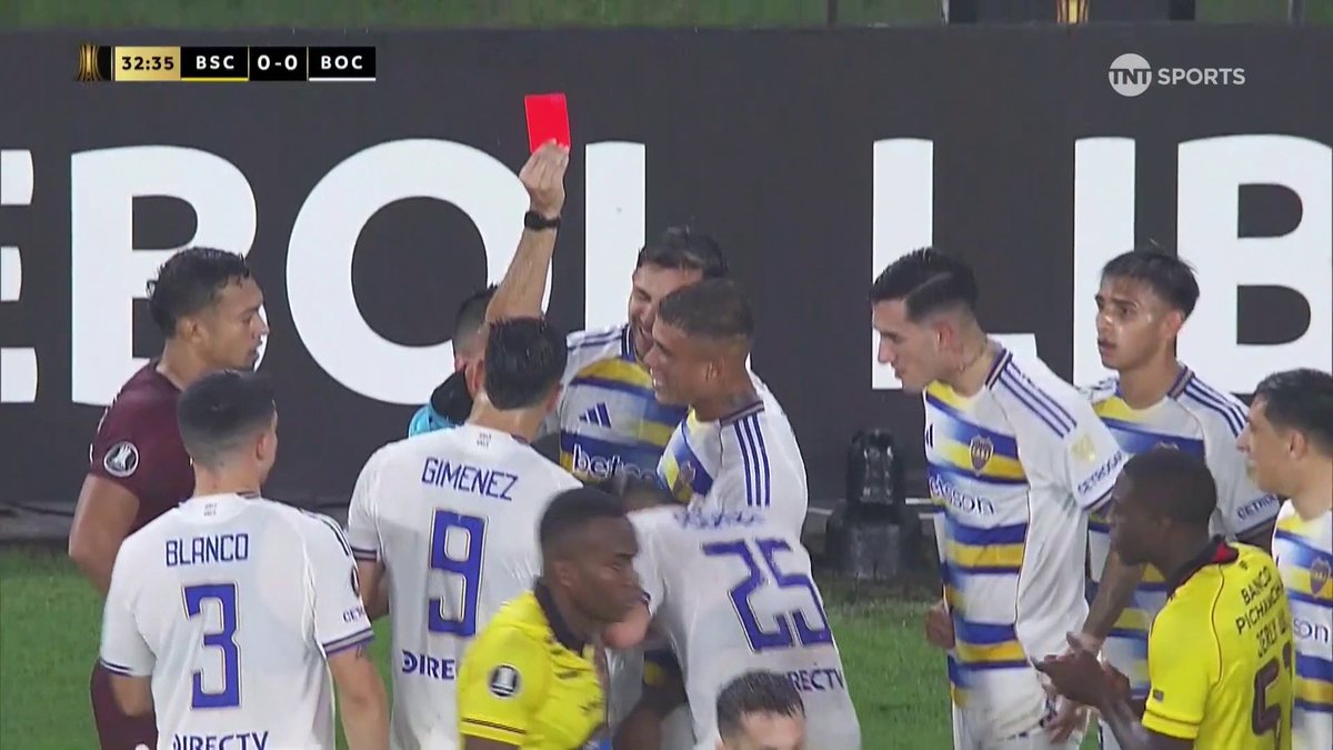 "Ascacibar" Porque pateó en la cabeza a un jugador de Barcelona de Ecuador, lo expulsaron y Boca se quedó con 10.