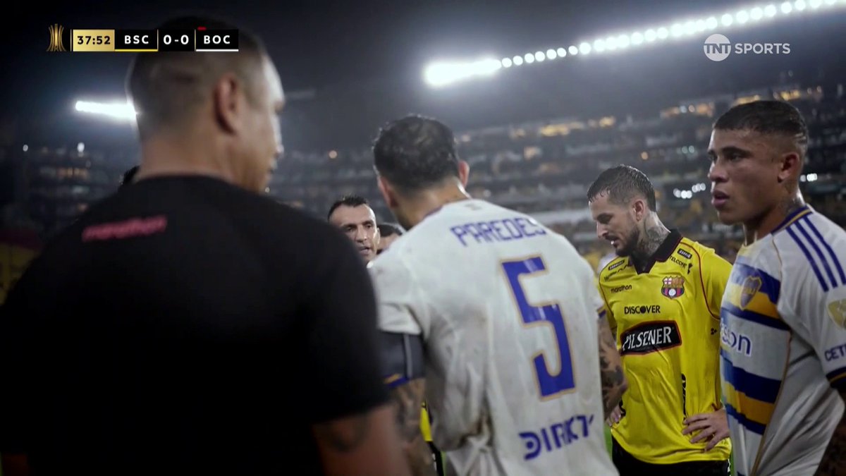 LA REACCIÓN DE LEANDRO PAREDES CON EL ASISTENTE EN BOCA VS. BARCELONA 👀 #Libertadores
