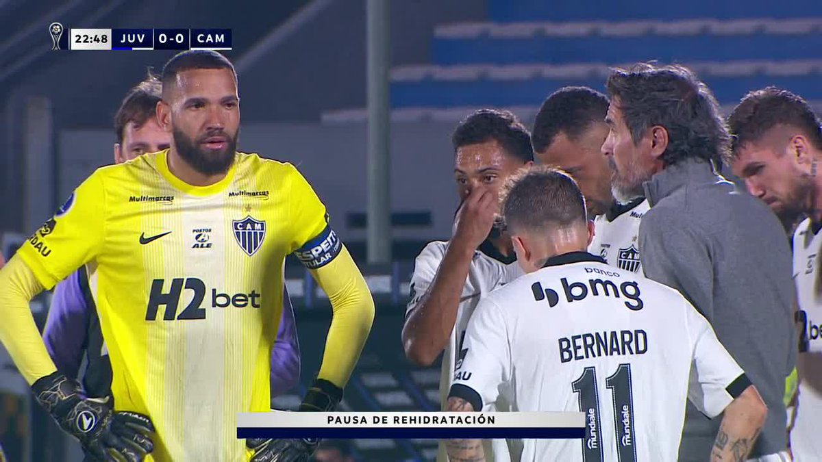 Ojo al portugués de Eduardo Domínguez, DT de Atlético Mineiro, para las indicaciones… 😅🇦🇷🇧🇷